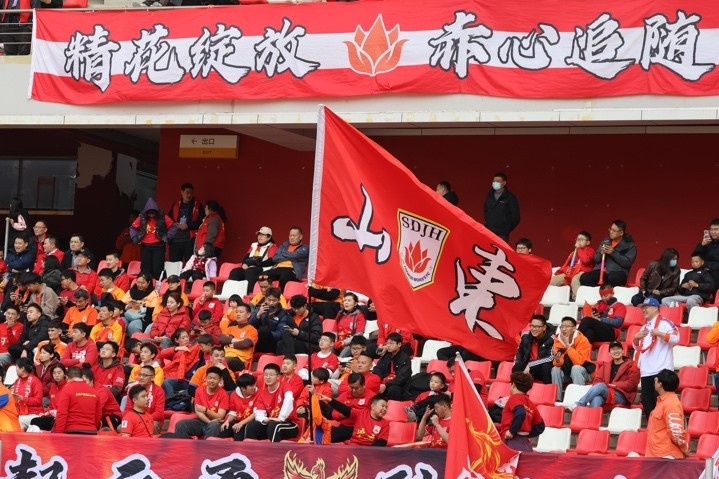 主場上萬名球迷的吶喊助威，給山東體彩女足征戰(zhàn)女超增添了能量與動力